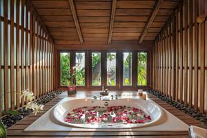 Badi mit Blumen im Buri Rasa Village Samui