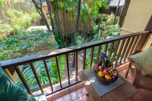 Ausblick vom Balkon des Buri Rasa Village Samui mit Obst und Pool