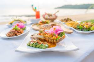 Buffet am Strand im Khao Lak Merlin Resort mit verschiedenen Gerichten.