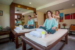 Massage Behandlung im Khao Lak Merlin Resort mit mehreren Gästen und Therapeutinnen.