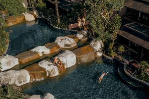 Schwimmbad im Khao Lak Merlin Resort mit Menschen, die schwimmen