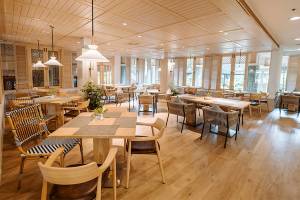 Innenraum des Khao Lak Merlin Resorts Restaurant mit Holzböden und Möbeln.