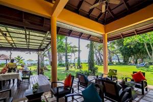 Terrasse des Khao Lak Merlin Resorts mit Blick auf den Garten und das Meer