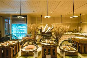 Frühstücksbuffet im Khao Lak Merlin Resort mit verschiedenen Broten und Gebäck.