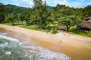 Luftaufnahme des Khao Lak Merlin Resorts am Strand mit Bäumen und Gebäuden