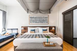 Schlafzimmer mit Doppelbett im Peace Resort, das eine ruhige und entspannende Atmosphäre bietet.