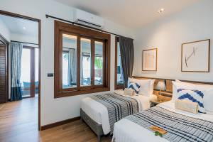 Schlafzimmer mit zwei Betten im Peace Resort, Blick auf den Ozean