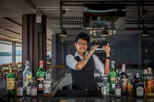 Ein Barkeeper des Peace Resorts schenkt einen Cocktail ein.