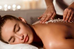 Frau erhält Massage mit Salzkristallen im Anana Ecological Resort Krabi