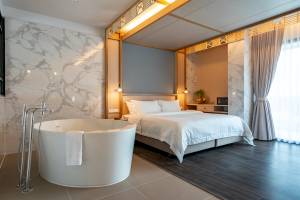 Schlafzimmer im Anana Ecological Resort Krabi mit Bett, Badewanne und Marmorwänden
