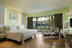 Aonang Villa Resort Zimmer mit großem Bett, Balkon und Poolblick
