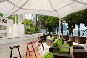 Außenbereich des Aonang Villa Resorts mit Bar und Blick auf den Ozean