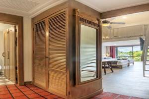 Zimmer im Chada Thai Village Resort mit rotem Boden und Holzschrank