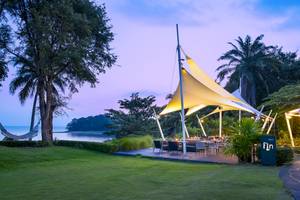 Außenbereich des ShellSea Krabi Hotels mit einer Terrasse und einem Blick auf den Ozean.