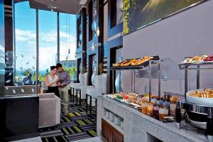 Paar am Buffet-Tisch im Riu Palace Costa Rica