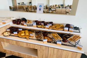 Buffet mit verschiedenen Speisen im Creta Princess Aquapark & Spa Hotel.