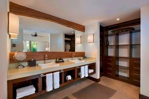 Badezimmer im El Mangroove, Autograph Collection mit zwei Waschbecken und beleuchtetem Spiegel.