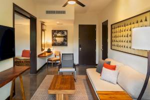 Wohnzimmer im El Mangroove, Autograph Collection mit Sofa, Fernseher und Dekor