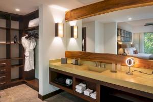 Badezimmer im El Mangroove, Autograph Collection Hotel mit Doppelwaschbecken, Spiegel und Kleiderschrank.