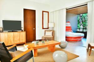 Wohnzimmer im El Mangroove Hotel mit Fernseher, Sofa und Tisch