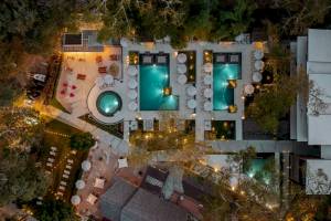 El Mangroove, Autograph Collection Hotel Außenbereich bei Nacht mit Swimmingpools und Pavillons
