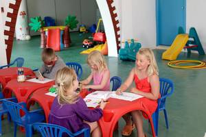 Kinder malen und basteln in der Kinderecke des Creta Princess Aquapark & Spa Hotels.