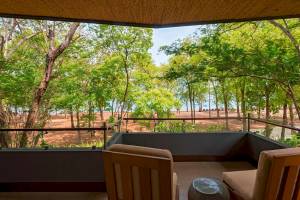 Balkon mit Blick auf Wald und Strand im El Mangroove Hotel