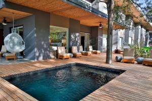 Hotelterrasse mit Pool und Lounge-Sesseln im Freien