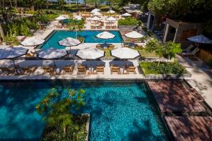 Luftaufnahme des El Mangroove, Autograph Collection mit mehreren Swimmingpools, Sonnenliegen und Sonnenschirmen.