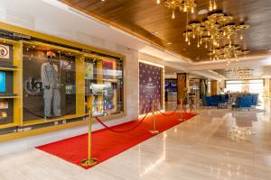 Der elegante Eingangsbereich des Planet Hollywood Beach Resort mit rotem Teppich und goldenen Stangen.