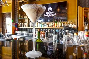 Cocktailglas auf der Bar des Planet Hollywood Beach Resorts mit Hintergrund der Bar.