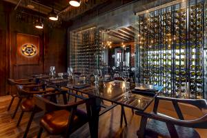 Innenansicht des Restaurants im Planet Hollywood Beach Resort mit Tisch und Weinkeller.