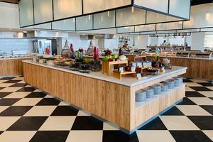 Buffet im Hotel Creta Princess Aquapark & Spa mit verschiedenen Gerichten und Salaten.