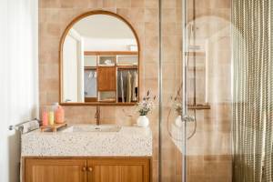 Badezimmer des Zel Mallorca Hotels mit Spiegel, Dusche und Waschtisch