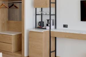 Innenansicht eines Hotelzimmers im Melia Durres Albania, mit Kleiderschrank, Fernseher und Schreibtisch.