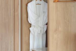 Weißer Bademantel im Schrank des Melia Durres Albania Hotels