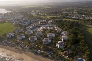 Luftaufnahme des Emotions By Hodelpa Hotels in Puerto Plata, umgeben von Bäumen und Strand