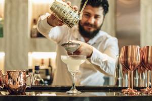 Barkeeper im Mövenpick Hotel Lalez Durres bereitet einen Cocktail zu