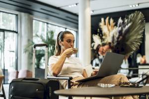 Frau im Mövenpick Hotel Lalez Durres mit Laptop und Kaffee