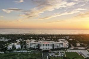 Luftaufnahme des Moevenpick Hotels Lalez Durres bei Sonnenuntergang mit Blick auf das Meer und die Landschaft.