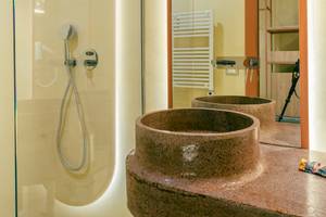 Badezimmer im Epidamn White Sensation Hotel mit Duschbereich und Waschbecken