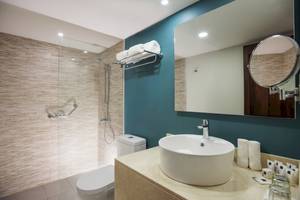 Badezimmer im Emotions By Hodelpa Puerto Plata Hotel mit Dusche, Toilette, Spiegel und Waschbecken.