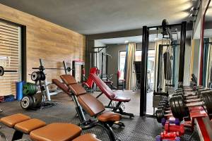 Fitness-Center im Sandy Beach Resort mit verschiedenen Trainingsgeräten und Gewichten.