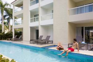 Ein Mann und eine Frau sitzen im Pool des Emotions By Hodelpa Hotels