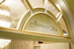 Eingang zum Jasmine Spa des Diamma Resorts mit goldener Einfassung und Kristallleuchter.