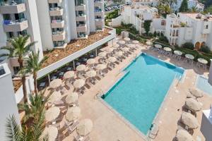 Luftaufnahme des Hipotels Bahia Grande Hotel mit Pool und Sonnenliegen