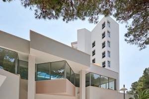 Außenansicht des Hipotels Bahia Grande Hotels mit Eingang, Glasfassade und Pflanzen.