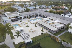 Luftaufnahme des Emotions By Hodelpa Hotel in Puerto Plata mit Swimmingpools und Sonnenliegen.