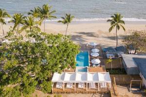 Luftaufnahme des Emotions By Hodelpa Hotel mit Pool und Strandanlage.