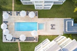 Luftaufnahme des Pools und der Loungeliegen im Emotions By Hodelpa Hotel in Puerto Plata